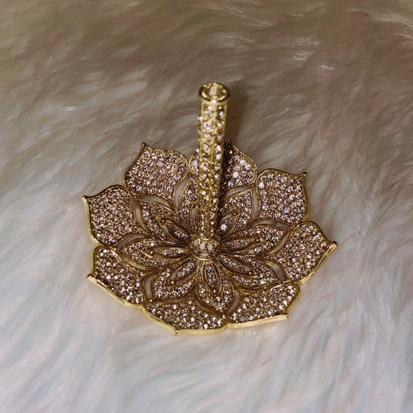 Olivia Riegel Gold Windsor Ring Holder - Picture 4 of 6